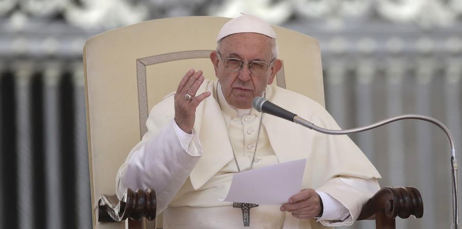 El papa Francisco lee su mensaje durante su audiencia general semanal en la Plaza de San Pedro en el Vaticano (horizontal-x3)