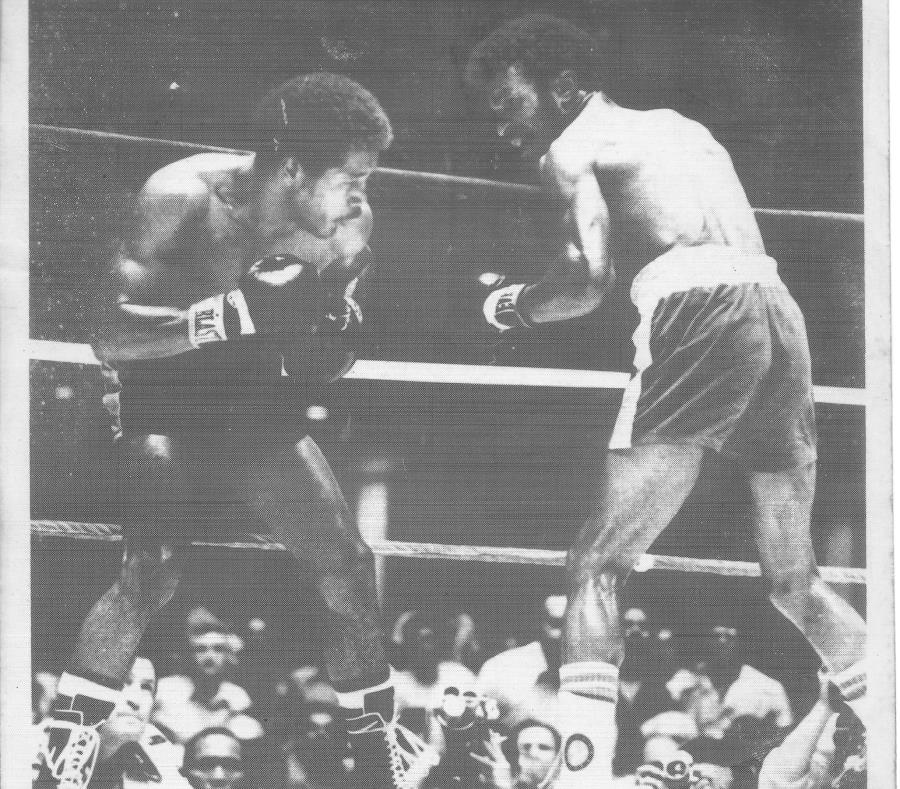 Ángel “Cholo” Espada (izquierda) busca acomodar un golpe sobre Clyde Gray durante el choque celebrado en 1975. (GFR Media) (semisquare-x3)