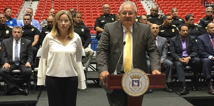 José Luis Caldero, en el podio, junto a la alcaldesa Carmen Yulín Cruz en el coliseo Roberto Clemente. (horizontal-x3)