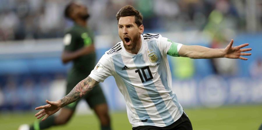 Lionel Messi celebra su primer gol en el Mundial contra Nigeria. (AP) (horizontal-x3)