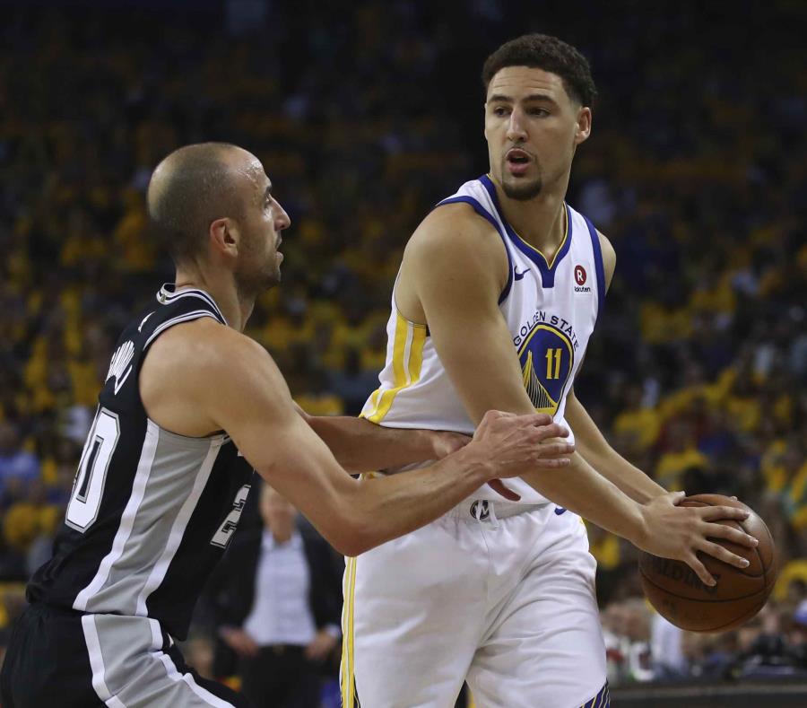 Klay Thompson aleja el balón de el argentino Manu Ginóbili. (AP) (semisquare-x3)