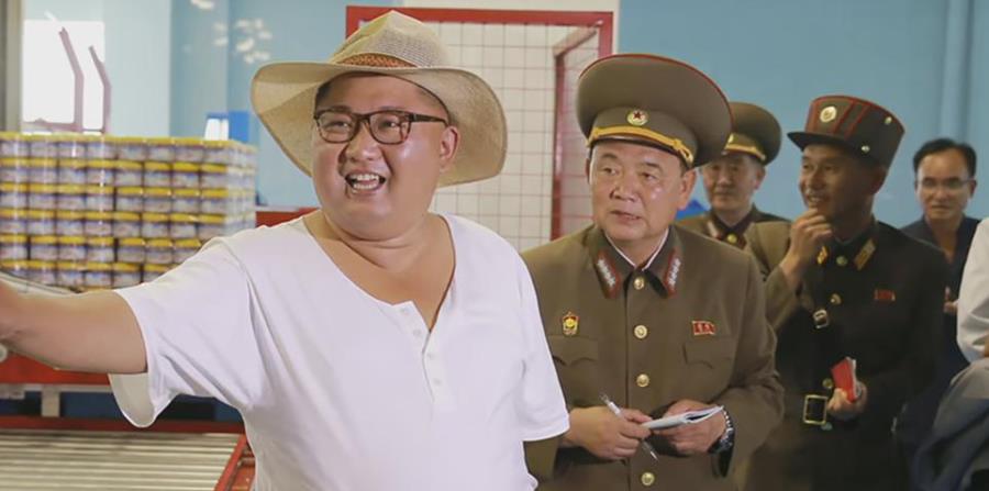 Kim Jong-un cambia su look y se pasea con sombrero y t-shirt blanca. (horizontal-x3)
