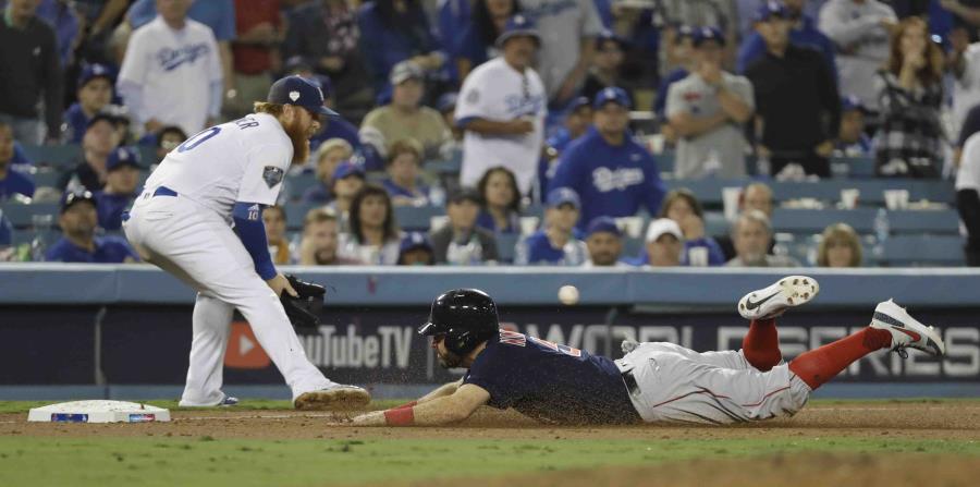 Ian Kinsler, de los Medias Rojas de Boston, se desliza con seguridad hacia el tercera cuando Justin Turner de los Dodgers de Los Ángeles espera el lanzamiento durante la décima entrada en el Juego 3 del juego de béisbol de la Serie Mundial el viernes 26 d (horizontal-x3)