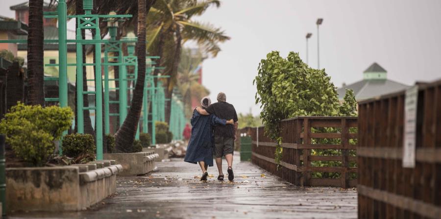 Algunas personas llegaron hasta la Guacha en Ponce para apreciar las inclemencias del tiempo durante el paso del huracán Irma por Puerto Rico. (horizontal-x3)
