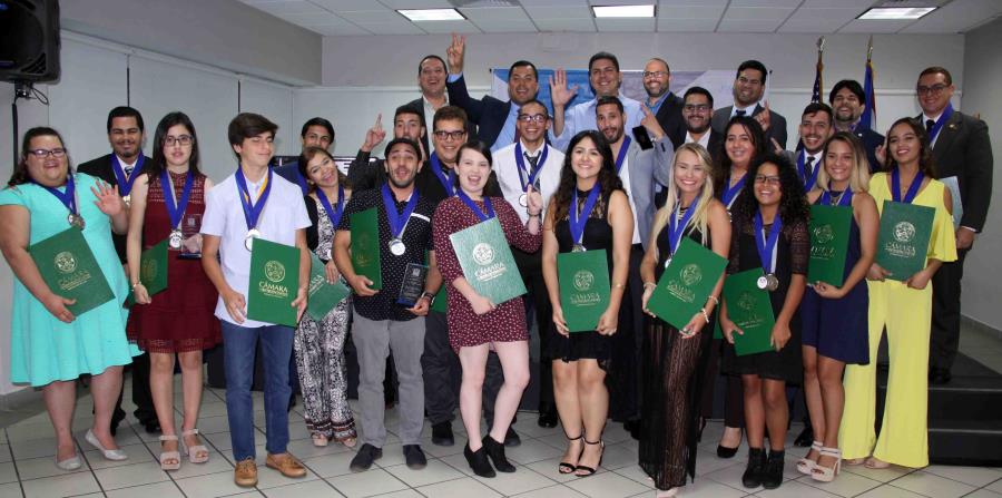 Unos 20 jóvenes fueron reconocidos con la Medalla Gobernador por su valiosa aportación a la sociedad en una actividad celebrada por el Programa de Desarrollo de la Juventud. (Suministrada) (horizontal-x3)