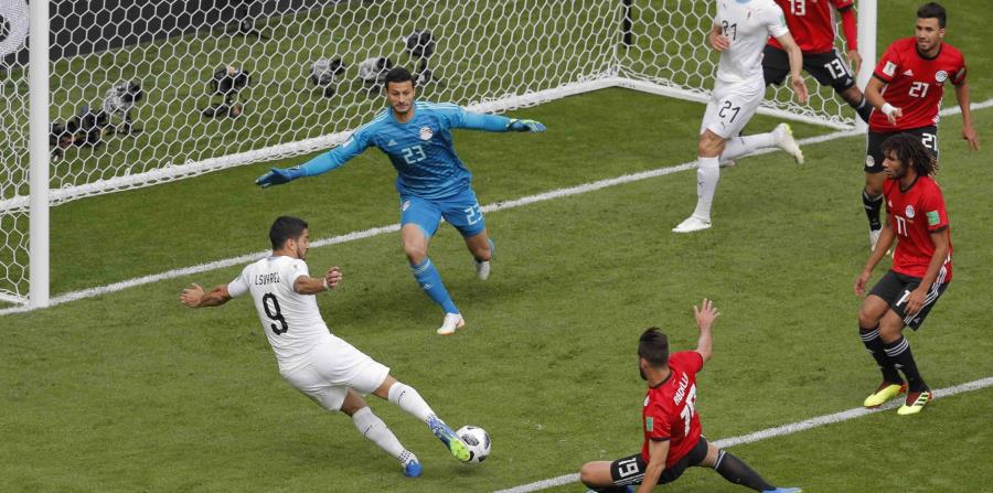 El uruguayo Luis Suárez tira a la portería. (AP) (horizontal-x3)