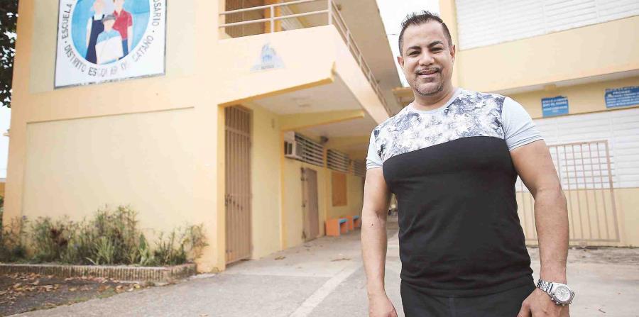 Carlos Alberto se inició cosiendo vestidos para sus vecinas y tomando ruedos a los uniformes de sus amigas (horizontal-x3)