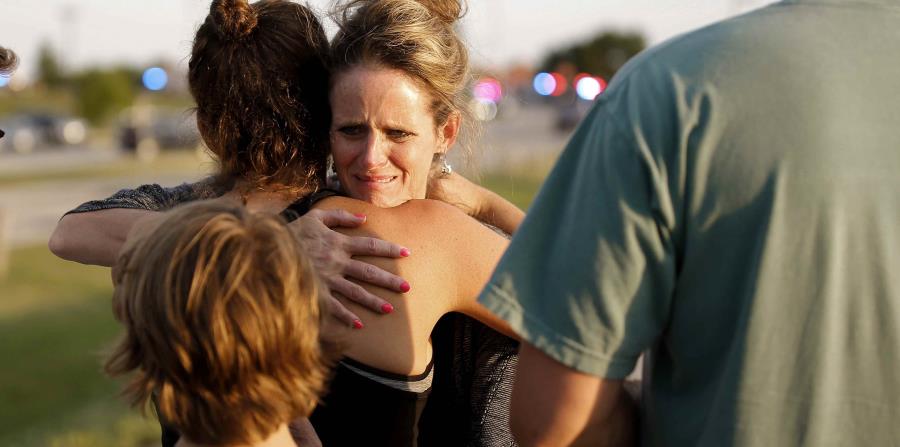 Jennifer Stong abraza a Tasha Hunt en el área donde ocurrió un tiroteo, en la zona oriental de Lake Hefner en Oklahoma City, el jueves 24 de mayo del 2018. (Bryan Terry/The Oklahoman via AP) (horizontal-x3)