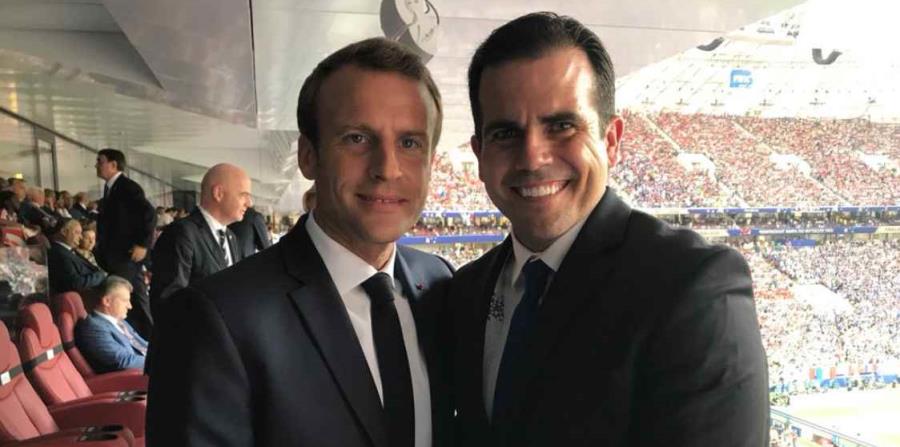 El gobernador Ricardo Rosselló (derecha) junto al presidente de Francia, Emmanuel Macron, previo al incio del juego final entre Francia y Croacia por la Copa Mundial, en Moscú, Rusia. (Twitter) (horizontal-x3)