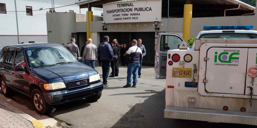 La División de Homicidios de Aibonito investigan los hechos junto al fiscal de turno. (horizontal-x3)