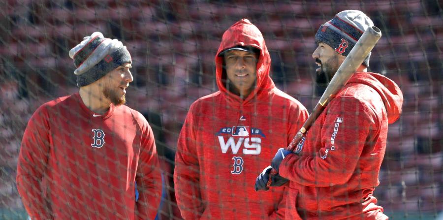 Alex Cora (al centro) desea que los Medias Rojas celebren en Puerto Rico la gran temporada que han hilvanado. (AP / Elise Amendola) (horizontal-x3)