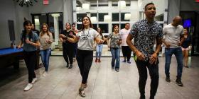 Una pareja boricua enseña a bailar salsa a una comunidad de Clermont