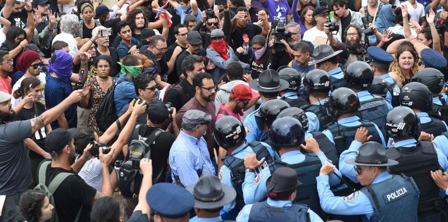 La Policía ya advirtió que se tendrían que mover de las escalinatas a la plazoleta. (horizontal-x3)