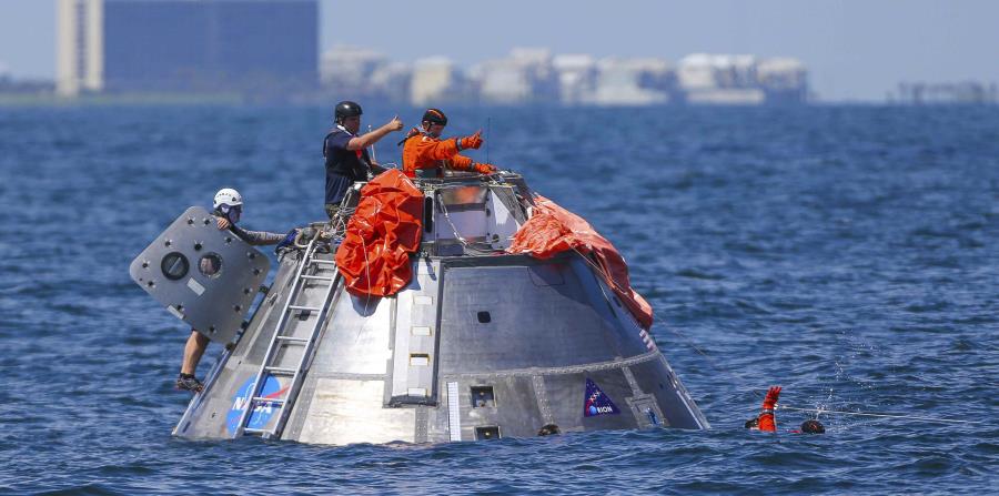 Los astronautas se lanzaron al agua con artefactos de flotación y un bote salvavidas de caucho. (horizontal-x3)