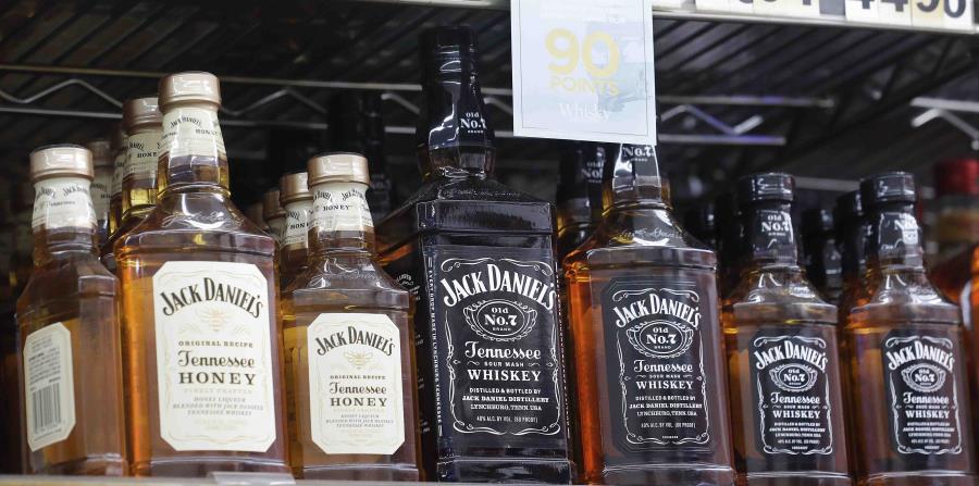 Botellas de licor y whiskey Jack Daniel's en exhibición en el Rossi's Deli en San Francisco. (horizontal-x3)