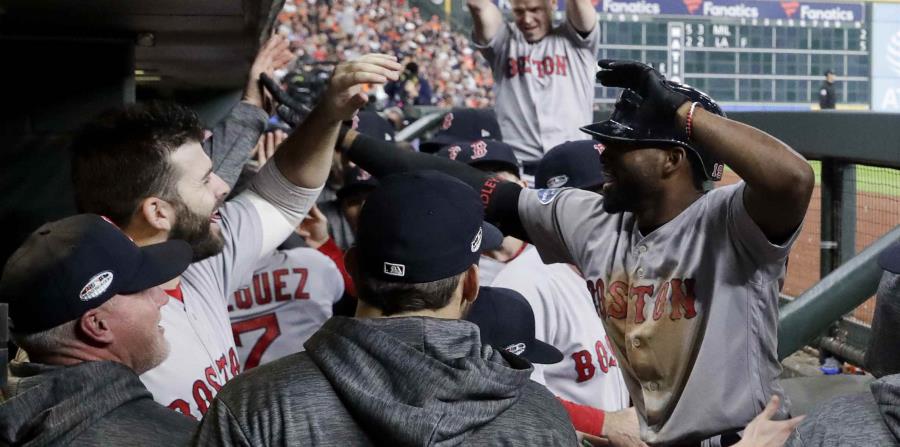 Jackie Bradley, Jr., (der.) es felicitado por sus compañeros de equipo luego de sacudir el cuadrangular de dos carreras que le dio la ventaja a los Medias Rojas de Boston. (AP / David J. Phillip) (horizontal-x3)