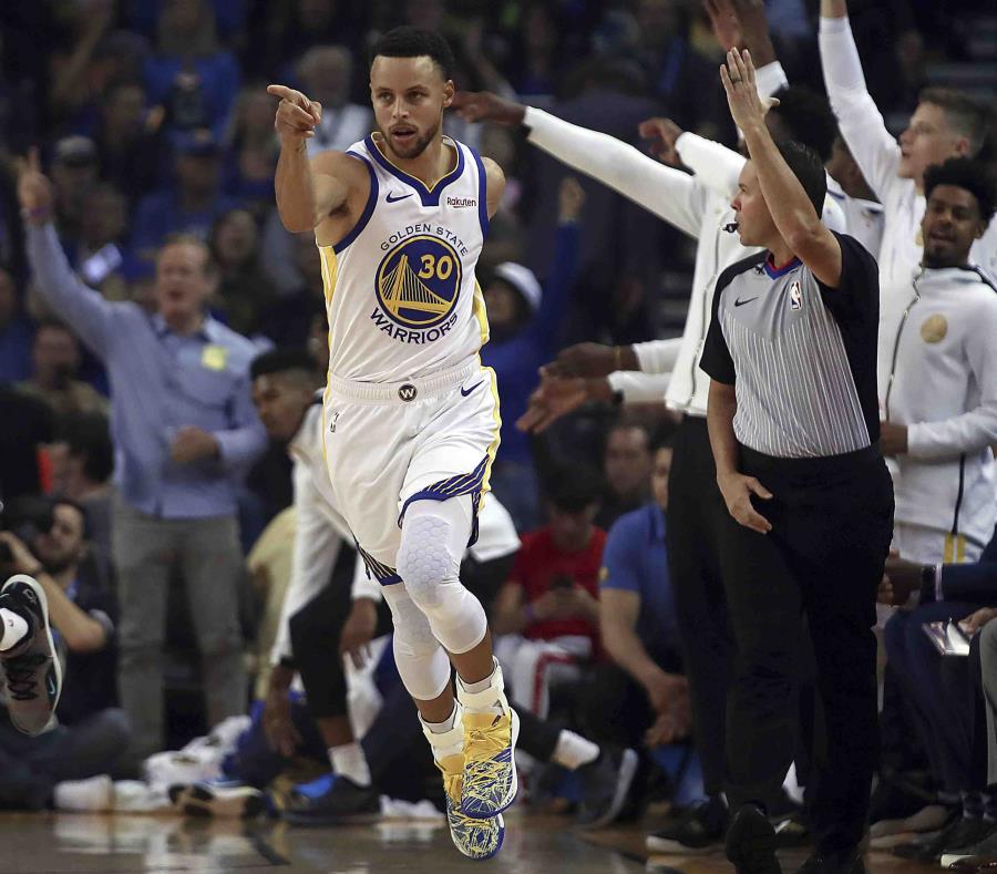 El jugador de los Warriors de Golden, State Stephen Curry, celebra una canasta en la primera mitad del juego de la NBA que enfrentó a su equipo con el Thunder de Oklahoma City. (AP) (semisquare-x3)