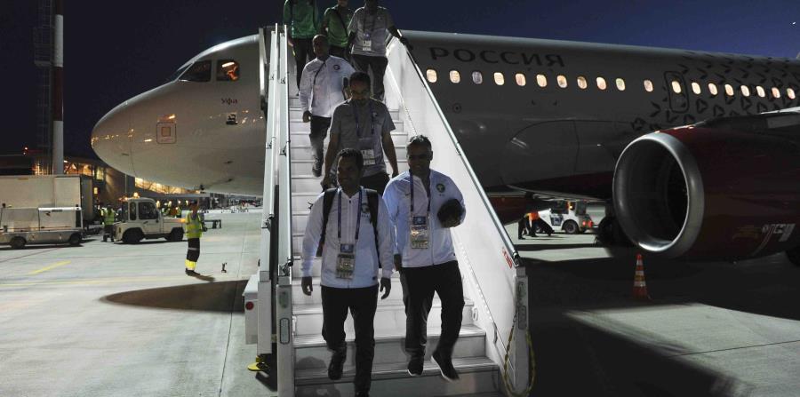 Los integrantes de la selección de Arabia Saudí descienden de su avión tras llevar al aeropuerto de Rostov del Don Rusia. (horizontal-x3)