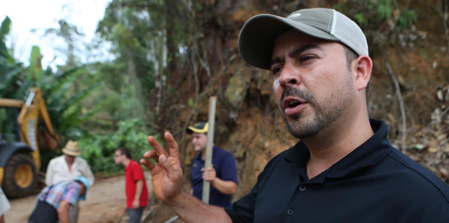 Ernesto Irizarry, alcalde de Utuado, realiza trabajos de limpieza en el barrio Tetuán tras los estragos del huracán María. (horizontal-x3)