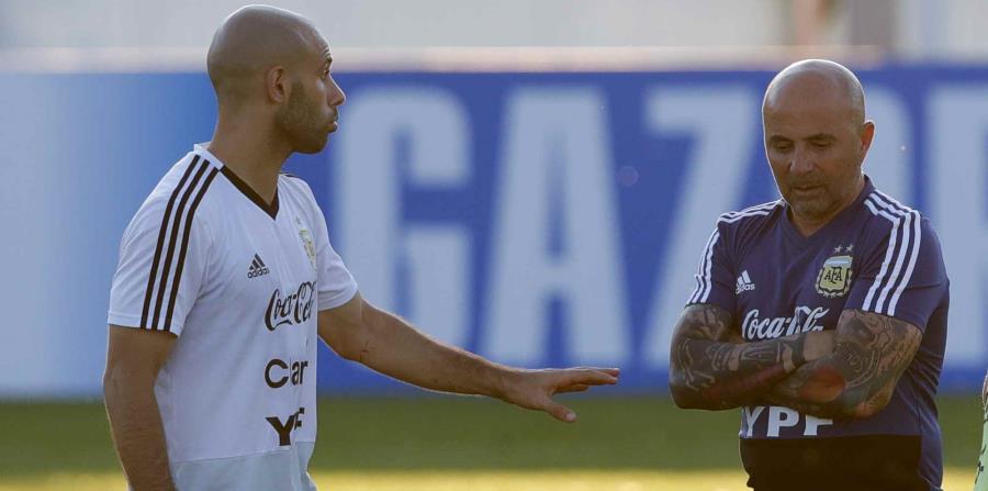El jugador Javier Mascherano habla con el técnico Jorge Sampaoli durante un entrenamiento de Argentina. (AP) (horizontal-x3)