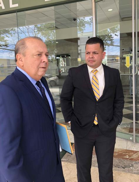El exsubadministrador de la Autoridad de Acueductos y Alcantarillados (AAA), Yoniel Arroyo Muñiz, junto al abogado Antonio Sagardía. (vertical-x1)