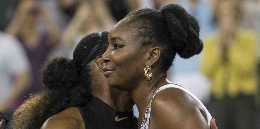 Venus Williams, derecha, abraza a su hermana Serena tras derrotarla en el Masters de Indian Wells en esta ciudad de California (horizontal-x3)