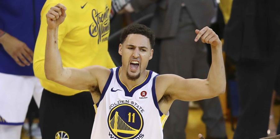 Klay Thompson celebra luego de anotar un triple en la segunda mitad. (AP) (horizontal-x3)