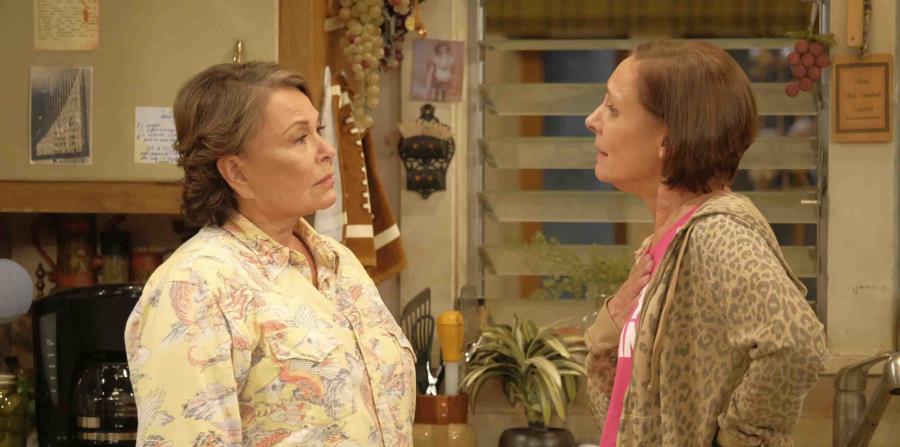 Roseanne Barr, a la izquierda, y Laurie Metcalf en una escena de la reposición de la popular serie de comedia