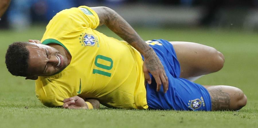 Neymar, de la selección de Brasil, se lamenta en el césped durante el encuentro de cuartos de final de la Copa del Mndo ante Bélgica, el viernes 6 de julio de 2018, en Kazán Rusia. (AP) (horizontal-x3)