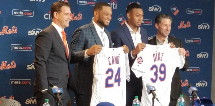 Edwin Díaz y Robinson Canó posan con sus nuevos uniformes . (Foto / MLB) (horizontal-x3)