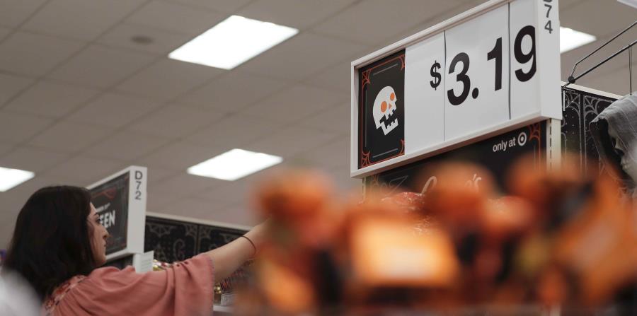 Una consumidora realiza compras en una tienda por departamento en Pembroke Pines, Florida. (AP) (horizontal-x3)