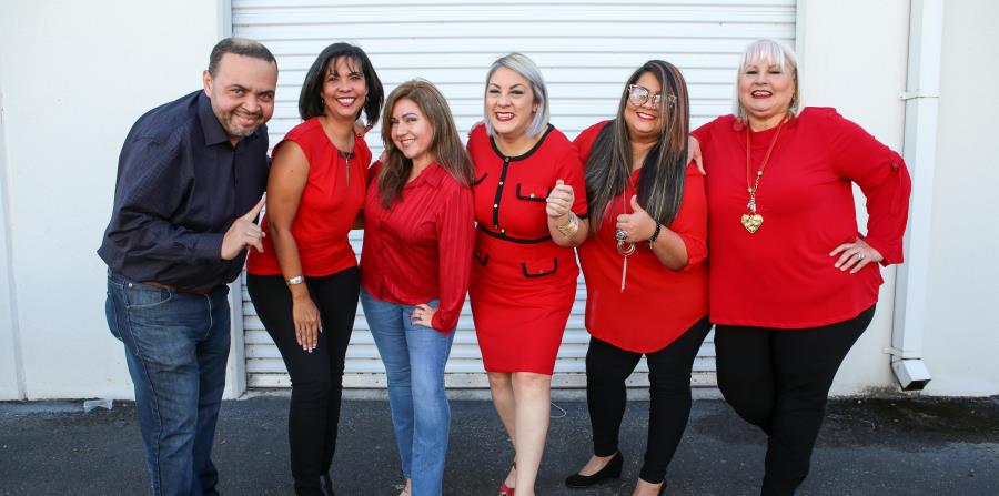 Al centro, Caroline Soto, presidenta del movimiento “Despliega tu actitud emprendedora”. A la extrema izquierda, su esposo, Kelvin Ortiz. Les acompañan las empresarias Militza Sánchez, Amarylis Vázquez, Jennybert Grullón y Belinda Feliciano. (horizontal-x3)
