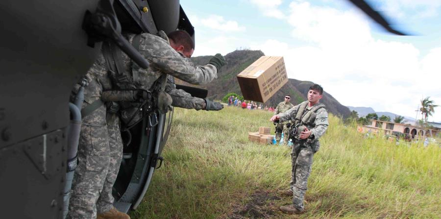 Los efectivos de la Guardia Nacional estuvieron a cargo de la distribución de agua y comida tras el huracán (horizontal-x3)