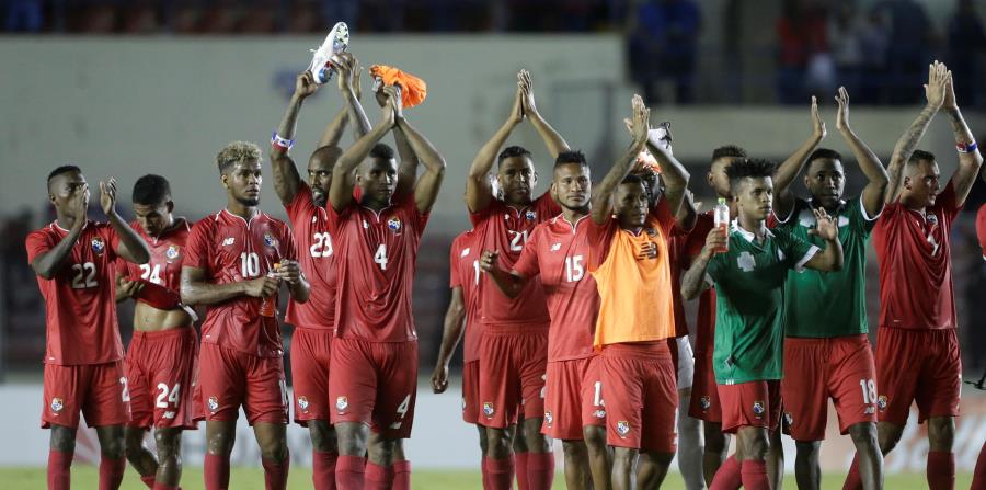 Los jugadores de la selección de Panamá saludan al público tras un reciente partido amistoso. Los canaleros jugarán su primera Copa Mundial. (horizontal-x3)
