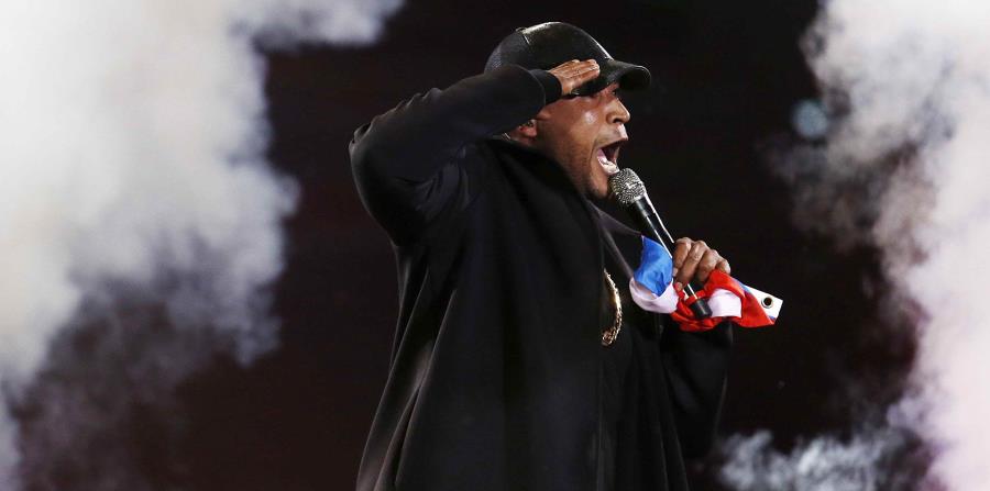 El reguetonero puertorriqueño Don Omar sostiene una bandera de Puerto Rico durante su presentación en la sexta jornada de la 57 edición del Festival Internacional de La Canción de Viña del Mar, en Viña del Mar, el domingo 28 de febrero de 2016. (horizontal-x3)
