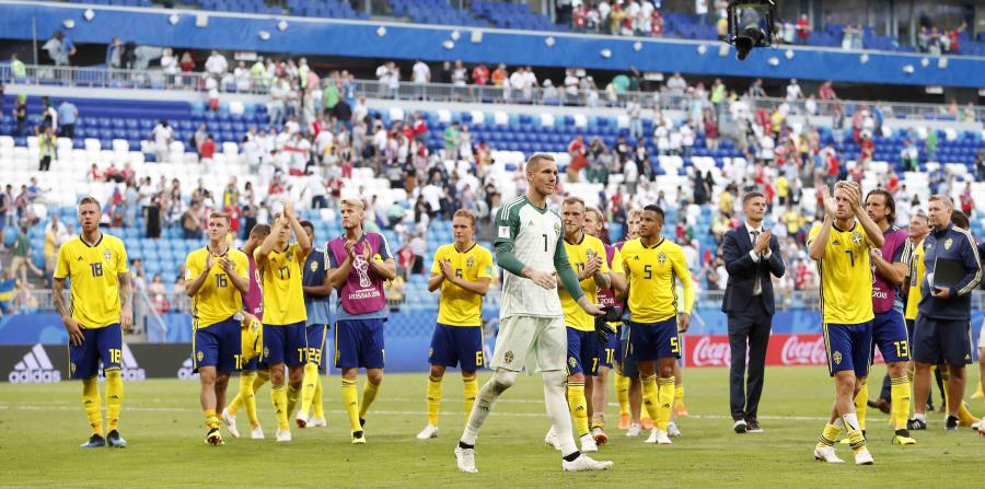 Los jugadores de la selección de Suecia se despiden del público tras ser eliminados por Inglaterra en los cuartos de final de la Copa del Mundo. (AP) (horizontal-x3)