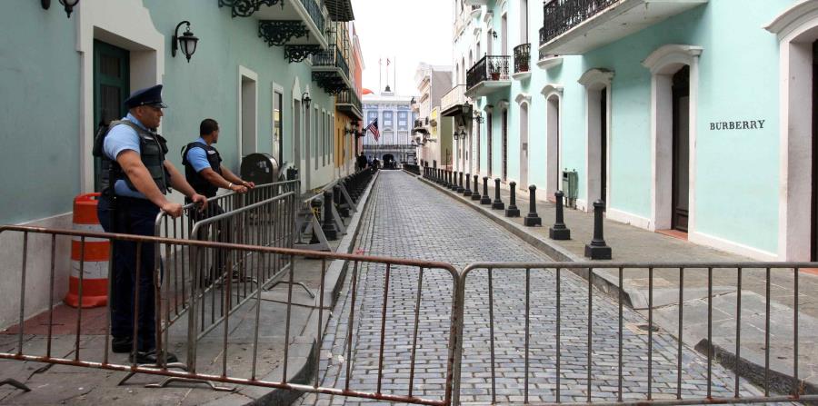 Dos agentes de la Policía vigilan la entrada a La Fortaleza. (GFR Media) (horizontal-x3)