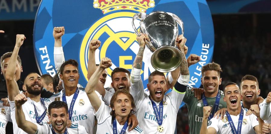 Sergio Ramos levanta la copa de la Liga de Campeones junto a su compañeros del Real Madrid. (AP) (horizontal-x3)