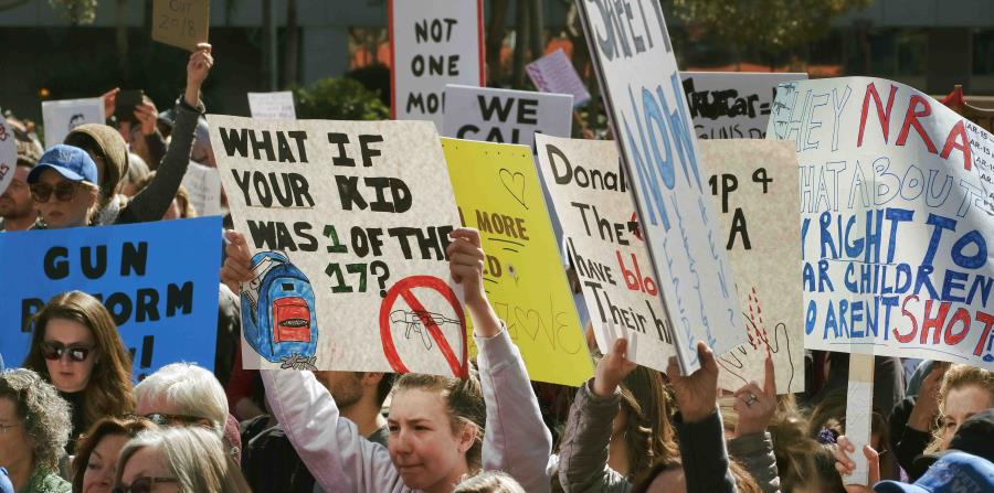 Jóvenes en Los Ángeles realizan una protesta en contra de la violencia armada. (AP) (horizontal-x3)