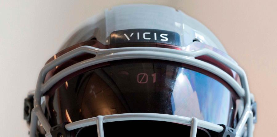Un casco VICIS Zero1 en exhibición en Nueva York. (horizontal-x3)