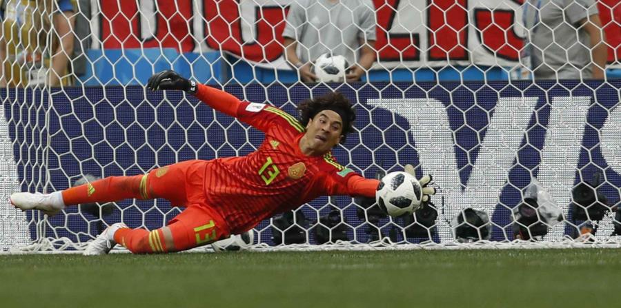 El arquero de México, Guillermo Ochoa, ataja un disparo durante un partido del Mundial ante Alemania, el domingo 17 de junio de 2018, en Moscú (horizontal-x3)