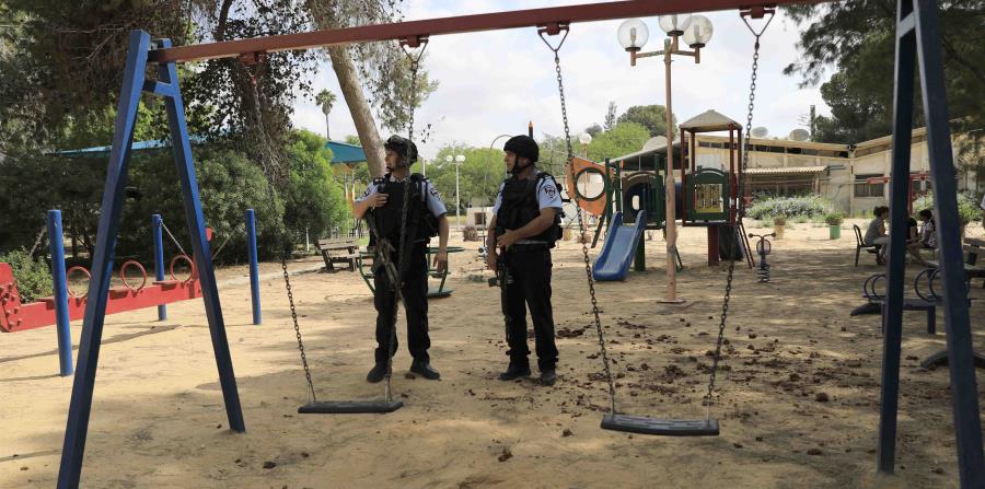 Agentes de la policía israelí custodian un parque infantil próximo a la frontera entre Israel y la Franja de Gaza. (horizontal-x3)