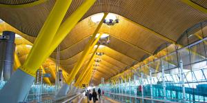 Cierran el espacio aéreo del aeropuerto de Barajas en Madrid por la presencia de drones