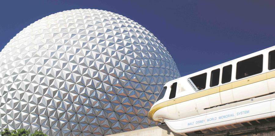 El auto incendiado se encontraba cerca de una carretera del parque Epcot (horizontal-x3)