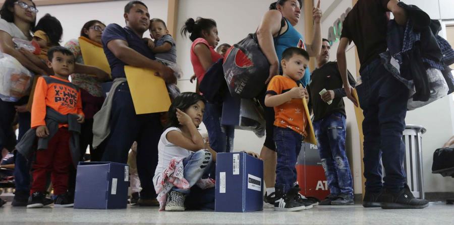 Familias de inmigrantes buscan asilo al llegar a un centro de descanso en donde serán procesados y liberados por la Oficina de Aduanas y Protección Fronteriza de Estados Unidos (horizontal-x3)