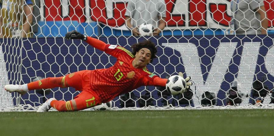 El arquero de México, Guillermo Ochoa, ataja un disparo durante un partido del Mundial ante Alemania, el domingo 17 de junio de 2018, en Moscú. (AP) (horizontal-x3)