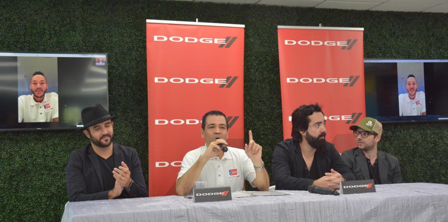 Ricardo García, de FCA (de camisa blanca), junto a los integrantes de la banda de rock en español Black Guayaba. En los monitores aparece el pelotero Carlos Correa.