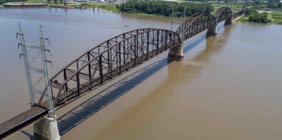 El Merchants Bridge atraviesa el río Misisipi en St. Louis. (horizontal-x3)