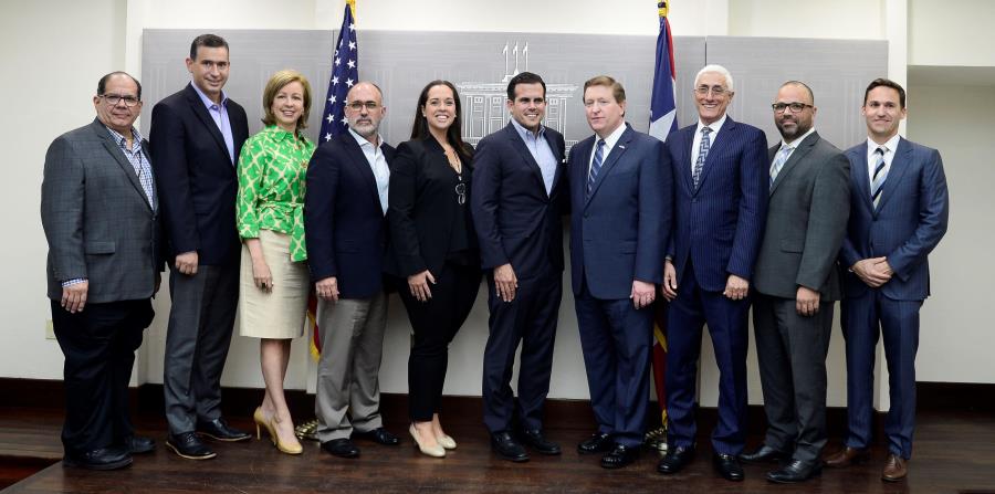 Al centro, el gobernador, posa junto a los miembros del DMO: desde la izquierda, Tomás Ramírez, Graciela Eleta, Alberto Escudero, Carla Campos, directora interina de Turismo; Rosselló; Brad Dean, Jon Borschow, Manuel Laboy, y Federico Stubbe. (horizontal-x3)