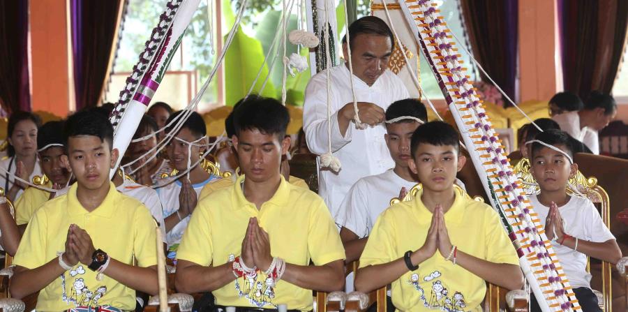 los niños rescatados recientemente en una cueva en Tailandia, cuando asistían a un templo budista en el distrito Mae Sai, provincia Chiang Rai, norte de Tailandia. (AP (horizontal-x3)